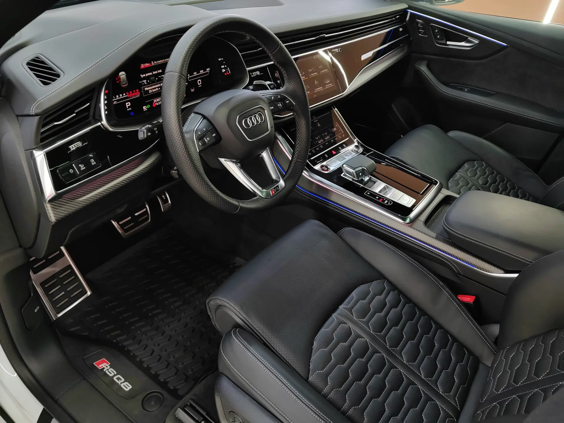Očišćen i zaštićen kožni enterijer automobila nakon detailinga enterijera u Zrenjaninu